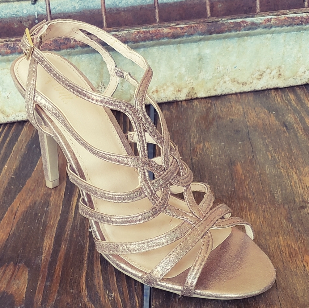 New! Fioni Champagne Heel - Picture 7 of 8